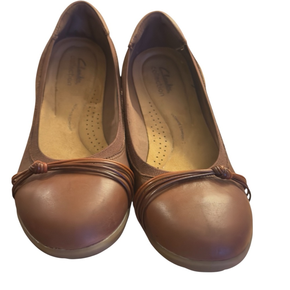 Clarks Meadow Rae leather ballet flats in brown.
Sz 10